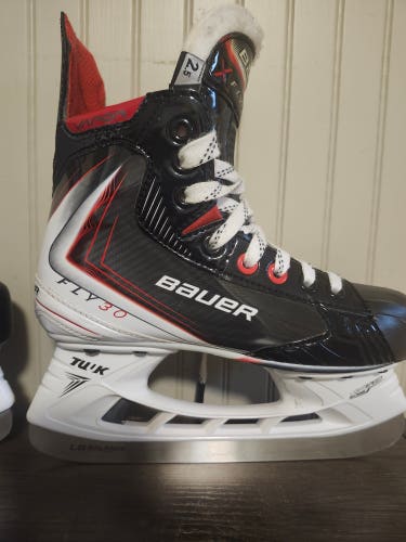 Bauer Vapor Fly30 Hockey Skates Regular Width Size 2.5 (Used)