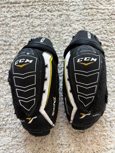 Junior Medium CCM Tacks 2052 Elbow Pads (Used)