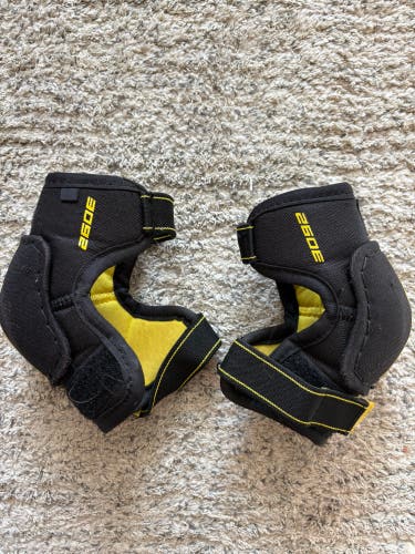 Youth Medium CCM Tacks 3092 Elbow Pads (Used)