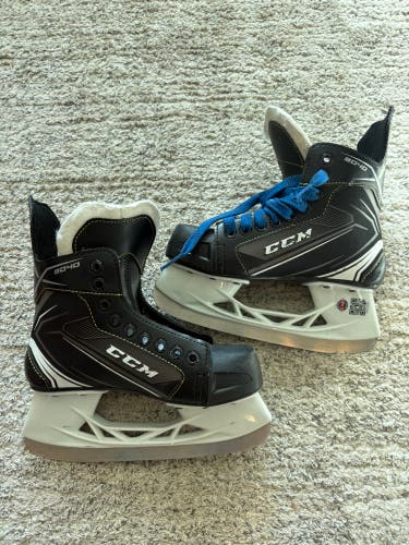 Junior CCM Tacks 9040 Hockey Skates Regular Width Size 2 (Used)