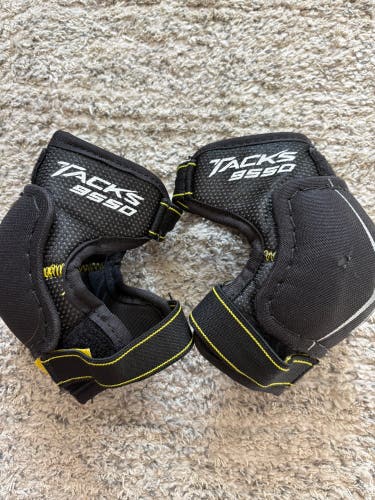 Youth Small CCM Tacks 9550 Elbow Pads (Used)