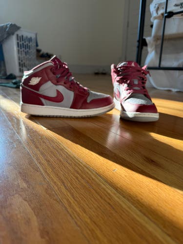 Red Unisex 6.5Y (Big Kids / Youth) Youth Nike Shoes (New)