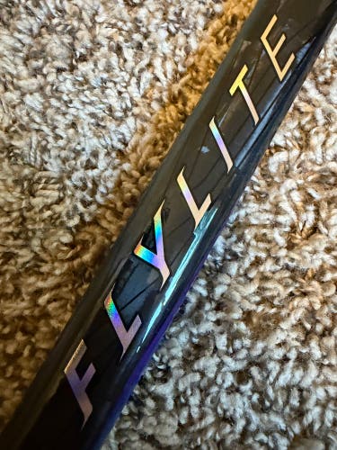Bauer Vapor Flylite SR Grip RH Hockey Stick P28 77 Flex (New with Flaws) No Warranty