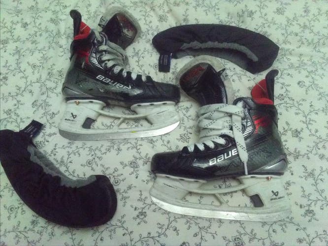 Bauer Vapor X5.0 Hockey Skates Regular Width Size 2.5 (Used)