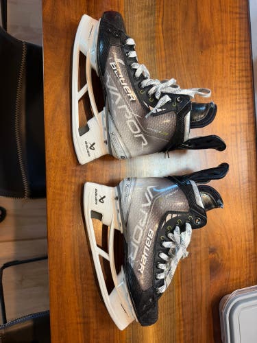2021 Bauer Vapor Hyperlite Hockey Skates Regular Width 8 (Used)