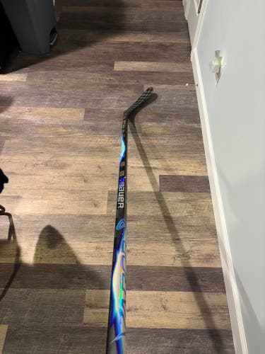 Senior Bauer Vapor Flylite Right Handed Hockey Stick P28 77 Flex (New)