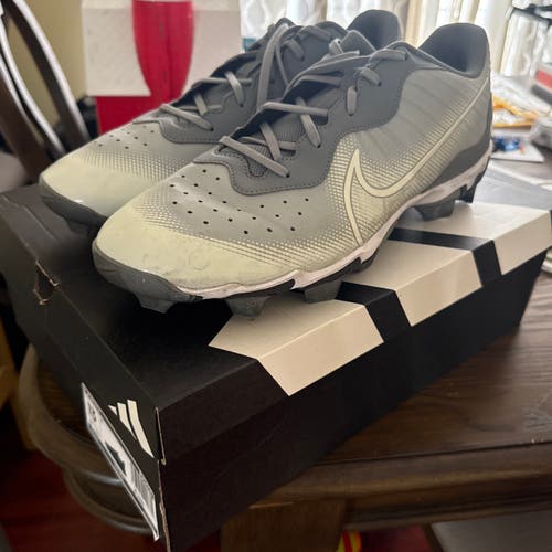 Gray Men's Size M 14.0 (W 15.0) Adult Nike Diamond Low Top Turf Cleats (Used)