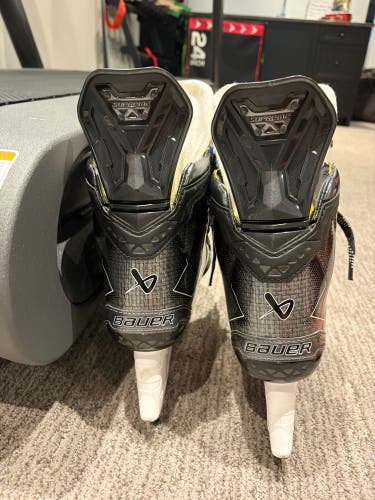 2024 Bauer Supreme M50 Pro Hockey Skates 9.5 (Used)