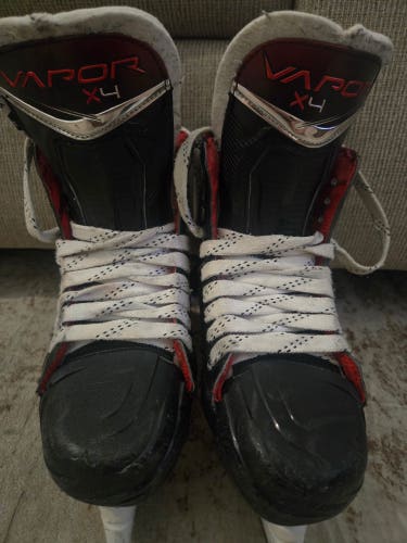 Black Bauer Vapor x 4 Hockey Skates Regular Width 6 (Used)
