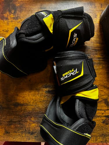 Senior Medium CCM Tacks Elbow Pads (Used)