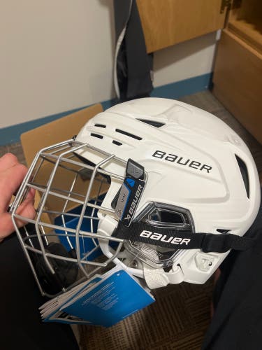 Medium Bauer Re-Akt 85 Helmet (New)