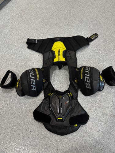 Large Intermediate Bauer Supreme Mach Shoulder Pads