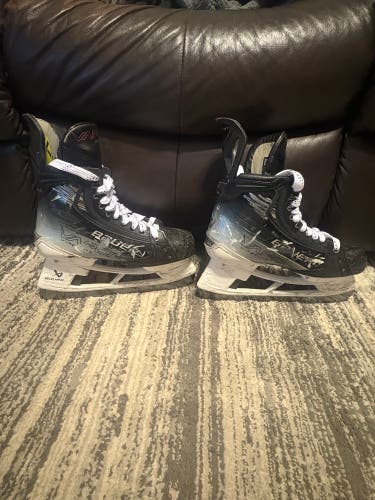2023 Bauer Vapor Hyperlite 2 Hockey Skates Regular Width 7 (Used)