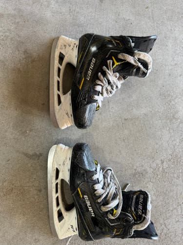 2022 Bauer Supreme M5 Pro Hockey Skates Extra Wide Width Size 2.5 (Used)