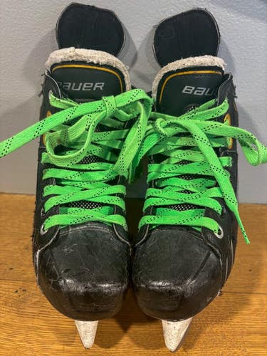 Junior Black Bauer Supreme One.5 Hockey Skates Size 2.5 (Used)