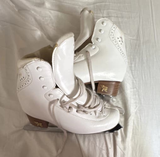 Risport Figure Skates B Adult 4 (Used)