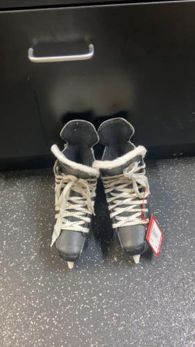 Used Bauer 140 Intermediate Hockey Skate Intermediate 4.0 11831-S000034476