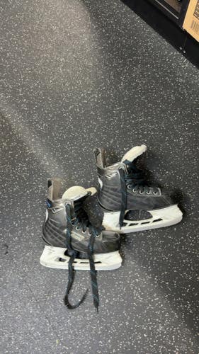 Used Bauer NEXUS 5000 Junior Hockey Skate Junior 04 11831-S000034900