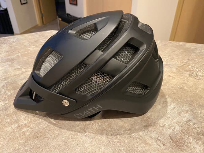 Men's Medium Smith Bike Helmet