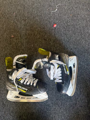 2023 Bauer Vapor X4 Hockey Skates Regular Width Size 2.5 (Used)