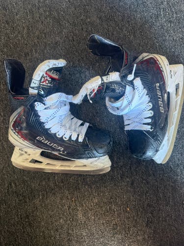 2025 Bauer Vapor Fly40 Hockey Skates Regular Width Size 2 (Used)