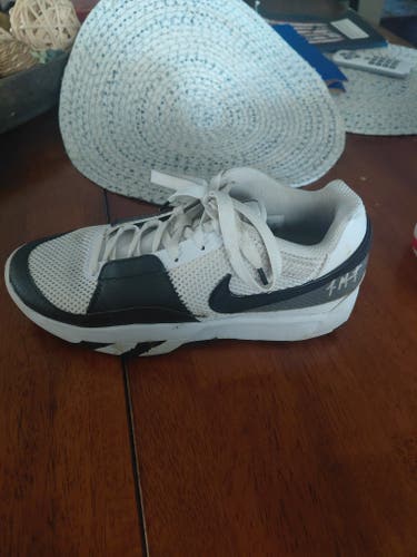 Men's Size M 7.5 (W 8.5) Nike Shoes (Used)