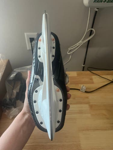 Black 2025 Bauer Vapor Flylite Hockey Skates Regular Width 10.5 (New)