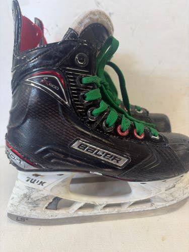 Black Bauer Vapor X600 Hockey Skates Regular Width Size 1 (Used)