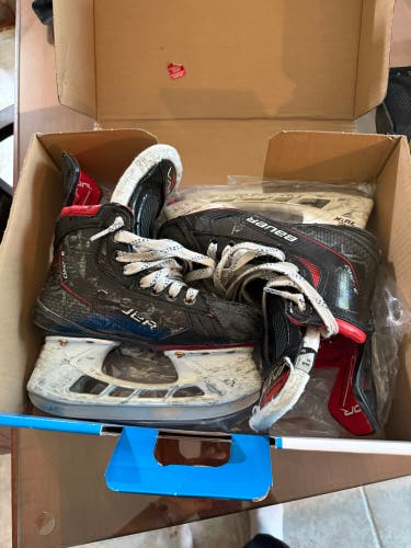 2023 Bauer Vapor X5 Pro Hockey Skates Regular Width Size 2 (Used)
