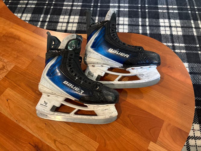 Blue 2025 Bauer Vapor Flylite Hockey Skates Regular Width Pro Stock Size 4.5 (Used)