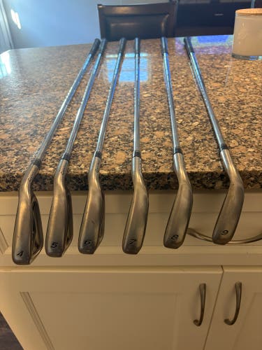 Men's 2007 TaylorMade r7 Right Handed Iron Set Regular Flex (Used)
