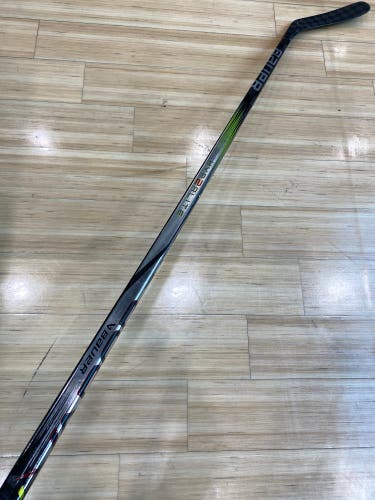 Senior Bauer Vapor Hyperlite 2 Hockey Stick Right Handed P88 70 Flex (Used)