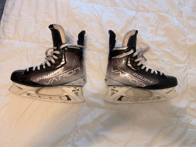 Bauer Vapor Hyperlite Hockey Skates Regular Width 9 (Used)