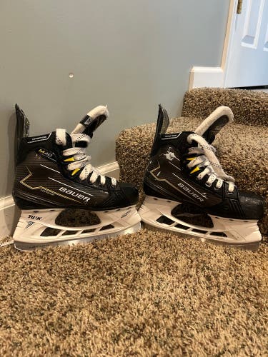 Black/Yellow 2024 Bauer Supreme M40 Hockey Skates Regular Width Size 2.5 (Used)