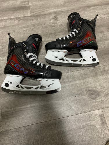 2025 CCM JetSpeed FT8 Pro Hockey Skates Regular Width Size 4.5 (Used)