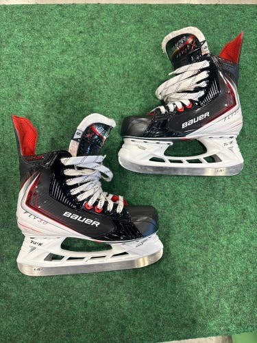 Intermediate Bauer Vapor Fly30 Hockey Skates (Regular) Size 5 (Used)
