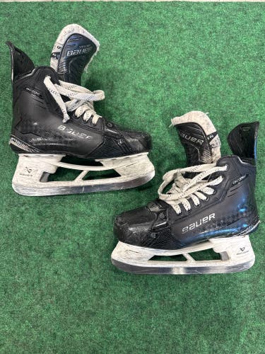 Intermediate Bauer Supreme Shadow Hockey Skates (Fit 2) Size 5 (Used)