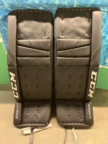 Black 31" Intermediate CCM Extreme Flex 5.9 Goalie Leg Pads (Used)