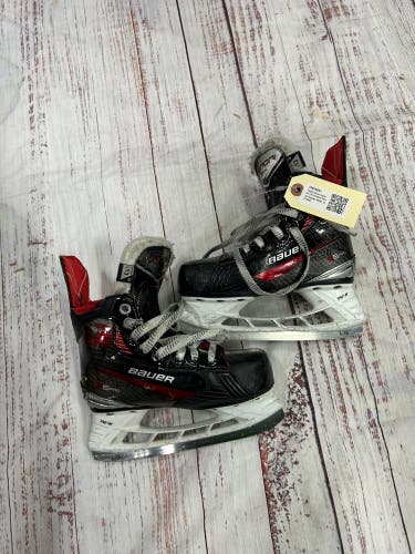 Youth Bauer Vapor X5 Pro Hockey Skates Regular Width 13 (Used)