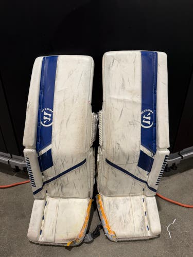 White 28" Junior Warrior Ritual G5 Goalie Leg Pads (Used)