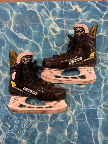 Intermediate Bauer Supreme Ignite Pro Hockey Skates Regular Width Size 4.5 (Used)