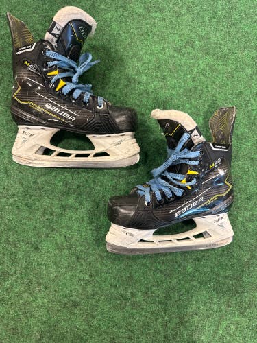 Junior Bauer Supreme M40 Hockey Skates (Regular) Size 2 (Used)