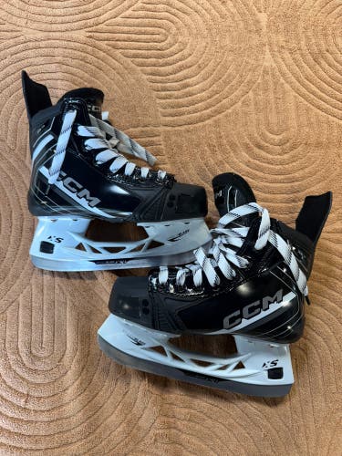 Junior CCM Tacks XR70 Hockey Skates Regular Width Size 2.5 (Used)