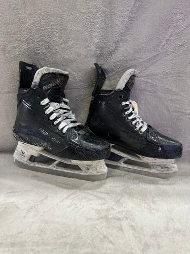 Intermediate Bauer Supreme Shadow Hockey Skates Size 4 (Used)