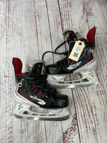 Junior Bauer Vapor Fly30 Hockey Skates Extra Wide Width Size 3.5 (Used)