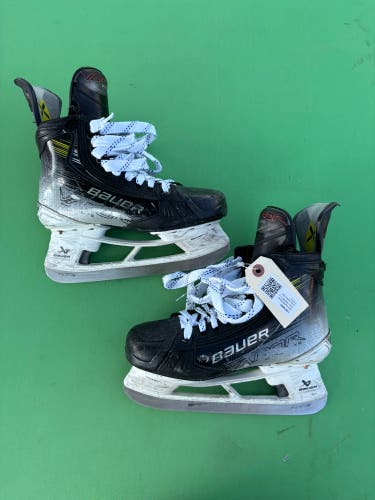 Intermediate Bauer Vapor Hyperlite 2 Hockey Skates Size 5.5 Fit 2