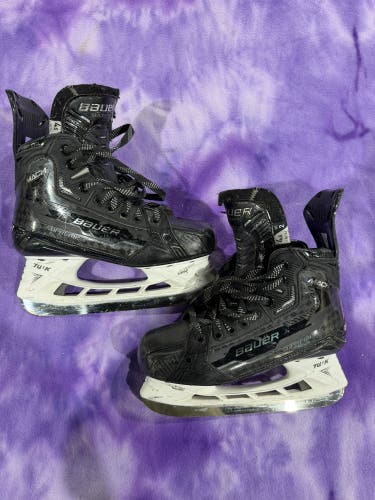 Intermediate Bauer Supreme Mach Hockey Skates Size 4.5 (Used)