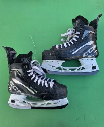 Intermediate CCM Tacks Vector Plus Hockey Skates Regular Width Size 5