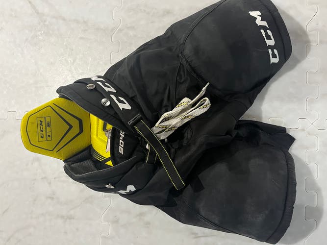 Junior Small CCM Tacks 9040 Hockey Pants (Used)