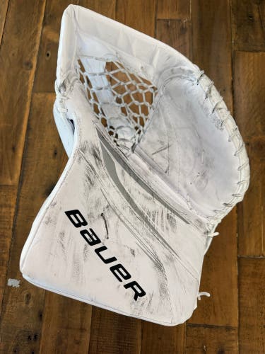 Bauer X5 Pro Glove: Senior Regular (very lightly used)